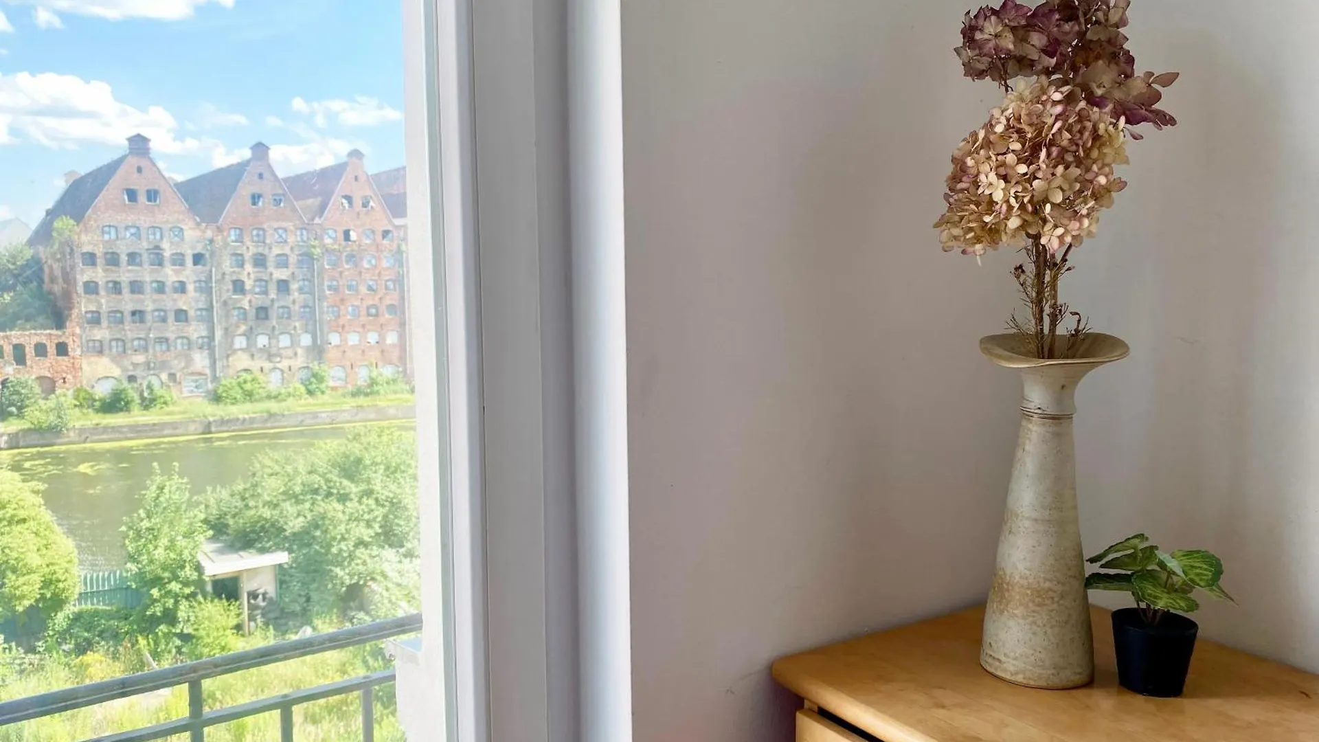 Lts Rent Comfortable River View & Art, Five Rooms Danzig Apartment